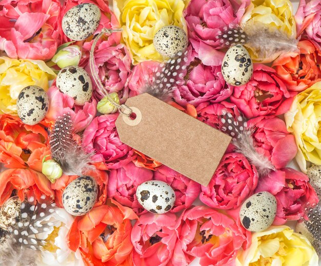 Pasen-decoratie met de bloemen van de lentetulp en eieren Vakantieachtergrond met markering voor uw tekst