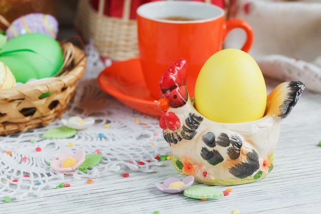 Pasen-decoratie met koffiekop en gekleurde eieren