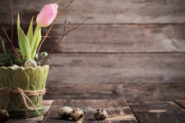 Pasen-decoratie op oude houten achtergrond