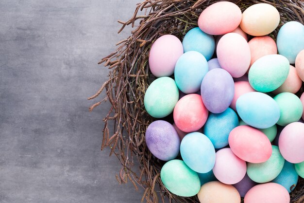 Pasen gekleurde eieren op de vintage achtergrond.
