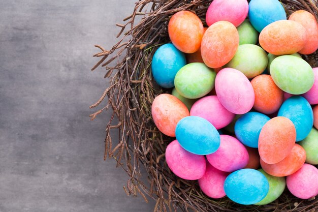 Pasen gekleurde eieren op nest