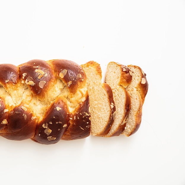 Pasen Griekse tsoureki vlecht zoet brood brioche geïsoleerd op wit