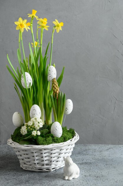 Pasen handgemaakte bloemsamenstelling met bloesem narcis