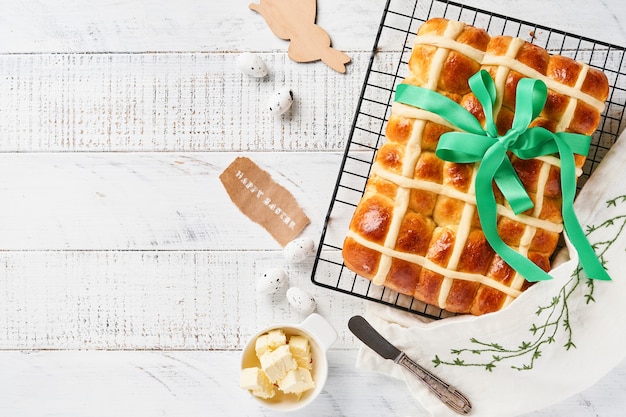 Pasen Hot Cross Buns. Traditioneel ontbijt en Pasen-decoraties van de bakselvakantie rabbiton