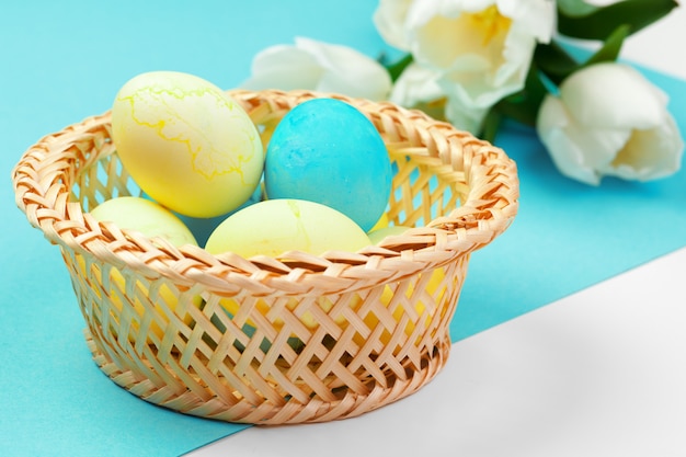 Pasen . kleurrijke eieren in een nest van stro