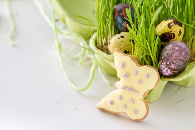 Pasen-koekjes en eieren met gras