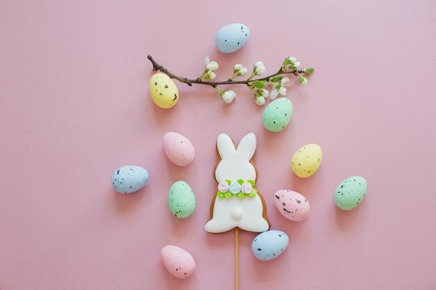 Pasen-koekjes en eieren roze achtergrond