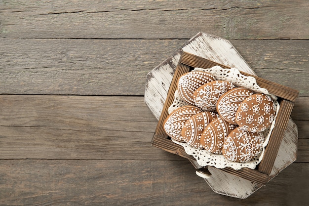 Pasen-koekjes in een doos op een oude houten achtergrond. Plaats voor tekst. Paas eieren.