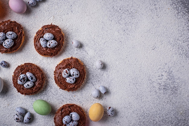 Pasen-koekjes in vorm van nest met eieren