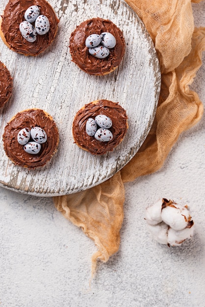 Pasen-koekjes in vorm van nest met eieren