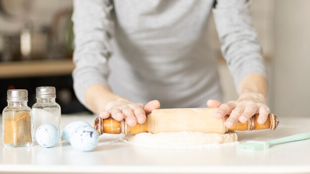 Pasen-koekjes maken, vrouwelijke handen met deeg