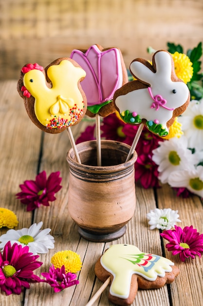 Pasen-koekjes op een houten lijst