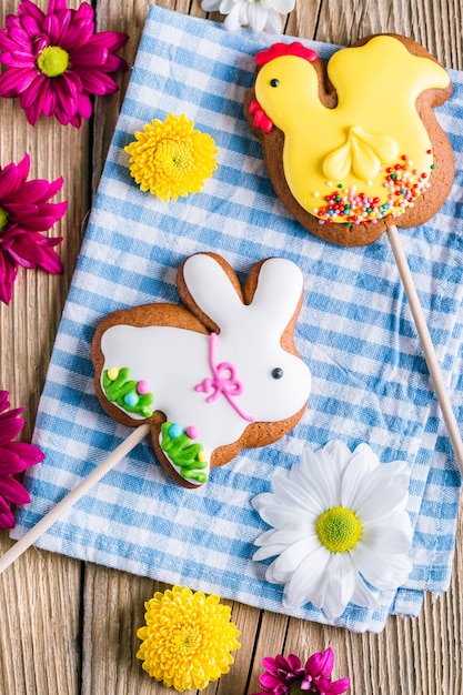 Pasen-koekjes op een houten lijst