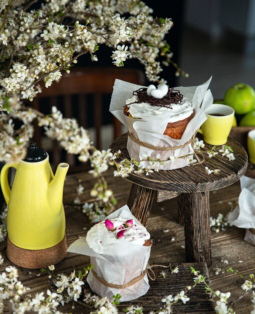 Pasen komt eraan. Pasen-cakes op de houten achtergrond.