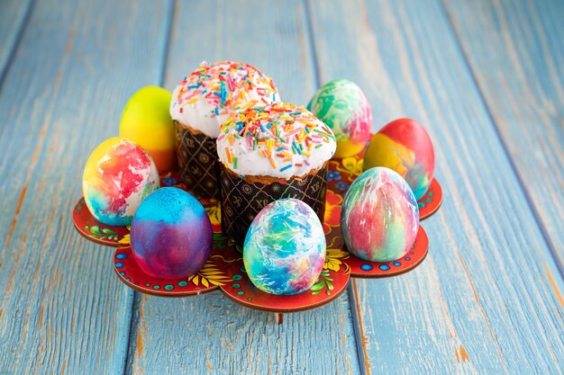 Pasen kulich en versierde eieren. plaats voor tekst op turkooizen houten achtergrond. een traditionele vakantie traktatie.