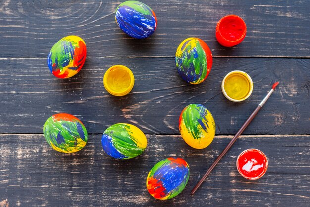 Pasen multi-colored eieren, verven en penseel op een tafel. voorbereiding op een vakantie