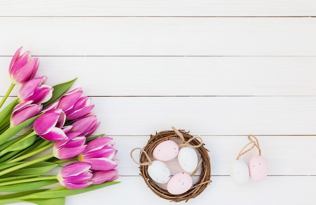 Pasen muur met tulpen en paaseieren. Kopieer ruimte, bovenaanzicht