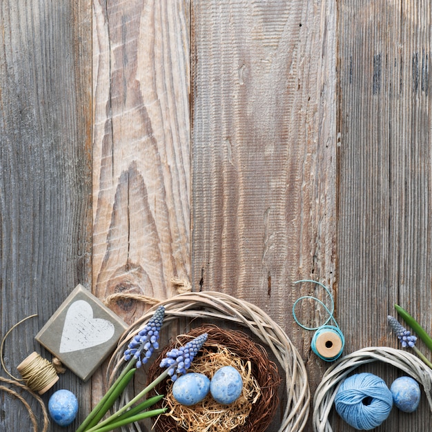 Pasen-oppervlakte met eieren, blauwe hyacintbloemen en houten hart, hoogste mening op rustiek hout, exemplaar-ruimte