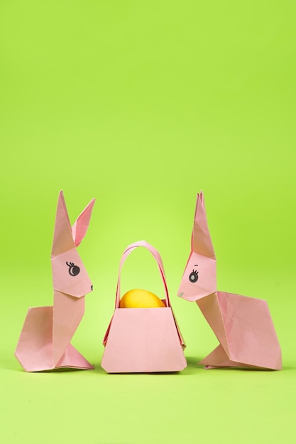 Pasen origami twee papieren konijntjes en een ei