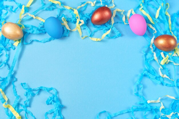 Pasen-reeks gekleurde eieren op heldere blauwe achtergrond Pasen-vakantiedecoratie
