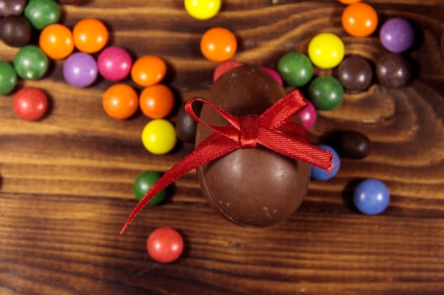 Pasen samenstelling met chocolade-eieren op houten achtergrond