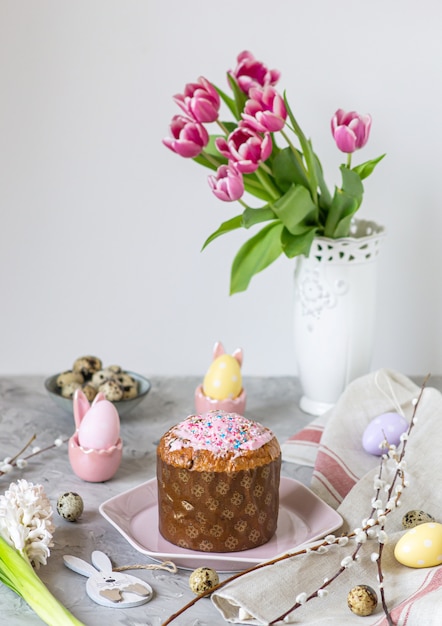 Foto pasen-samenstelling met eieren, snoepjes en bloemen
