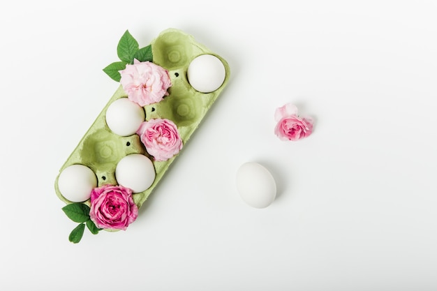 Pasen-samenstelling van eieren en roze bloemen