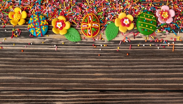 Pasen samenstelling. zoete bloemen en eieren in kadervorm op donker hout. bovenaanzicht.