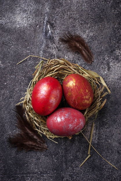 Pasen schilderde rode eieren op nest