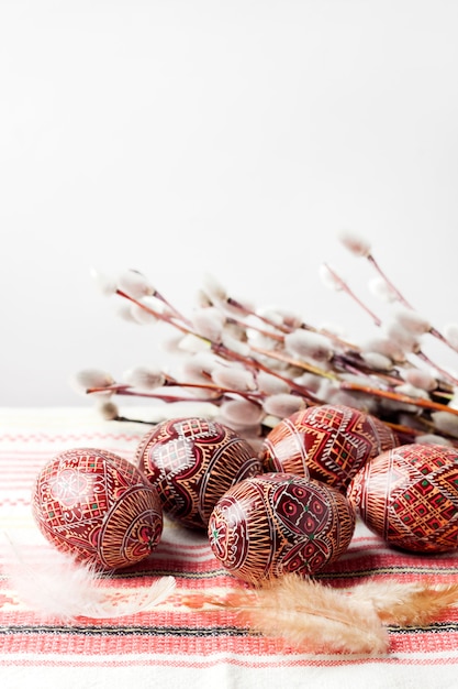 Pasen-stilleven met Pysanka op traditionele Oekraïense doek. Gedecoreerde paaseieren, traditioneel voor de Oost-Europese cultuur