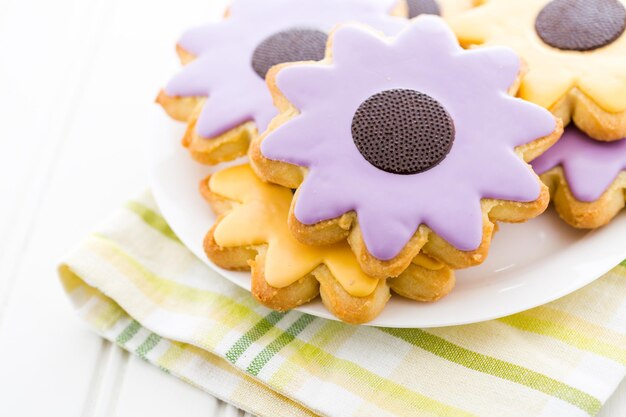 Pasen-suikerkoekjes in de vorm van een bloem met chocoladesuikerglazuur.