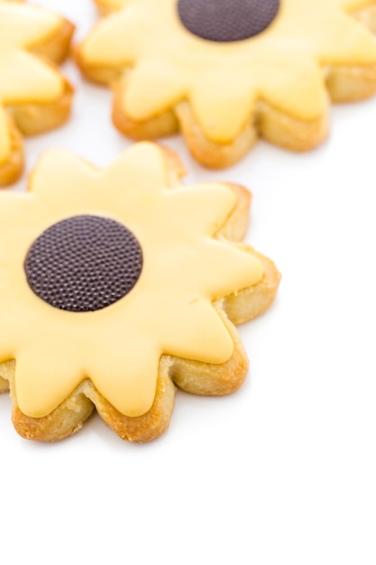 Foto pasen-suikerkoekjes in de vorm van een bloem met chocoladesuikerglazuur.