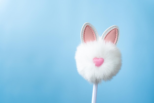 Pasen-symbool op een blauwe achtergrond de afbeelding van een konijn