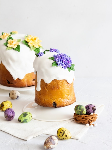 Pasen taarten geglazuurd versierd met bloemen en kleurrijke eieren samenstelling op witte achtergrond