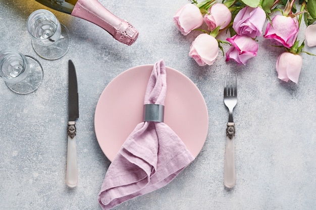 Pasen tabel met florale decor op grijze tafel. Elegantie diner. Bovenaanzicht.
