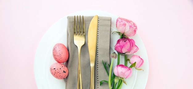 Pasen tabel paaseieren en bloemen decoratie servet en gouden bestek