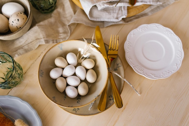 Pasen tafel setting met eieren in een bord. Een feestelijk ontbijt of lunch serveren. plat leggen