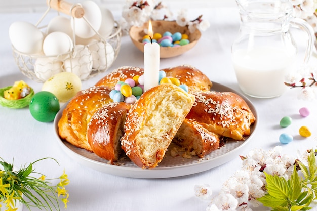 Pasen traditioneel zoet brood en eieren, close-up. Orthodox-christelijke paastraditie