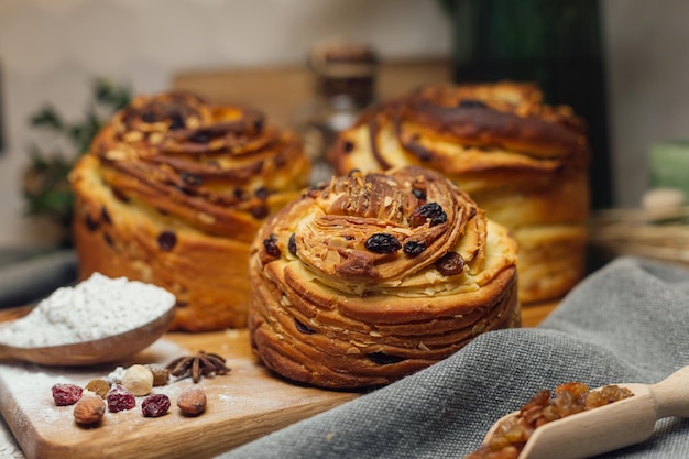 Pasen traditionele broodcake kraffin panettone versierd op keukentafel