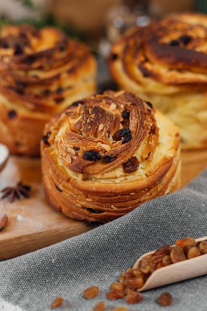 Pasen traditionele broodcake kraffin panettone versierd op keukentafel