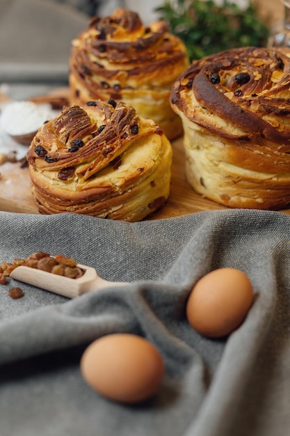 Pasen traditionele broodcake kraffin panettone versierd op keukentafel