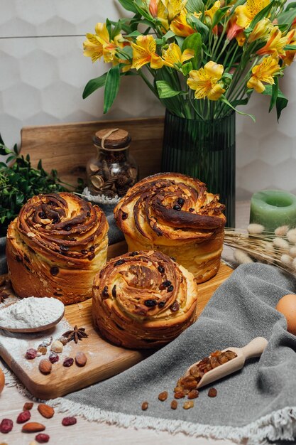 Pasen traditionele broodcake kraffin panettone versierd op keukentafel