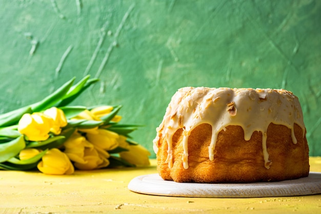 Pasen traditionele cake op lente versierde tafel