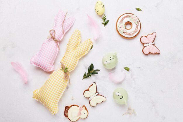 Pasen traditionele kleurrijke koekjes met handgemaakte crafting bunny speelgoed Happy Easter achtergrond