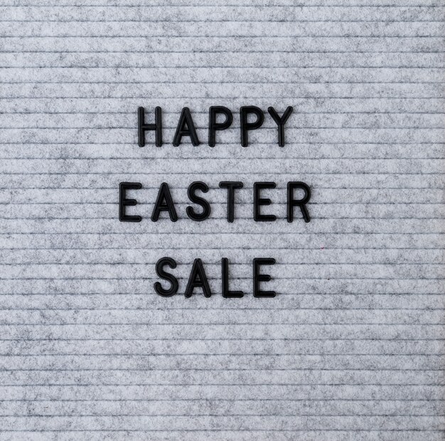 Pasen vakantie concept. de woorden happy easter sale op het grijze vilten letterbord