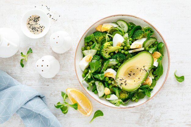 Pasen verse groentesalade met gekookt ei, broccoli, veldsla, groene erwten en avocado bovenaanzicht