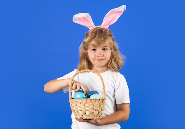 Pasen voor het kind Paasdag Kind met konijnenoren met paasmand Kid jongen met paaseieren