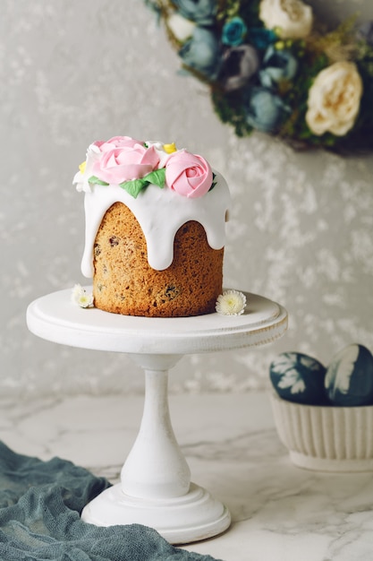 Foto pasen zelfgemaakte cake met bloemen