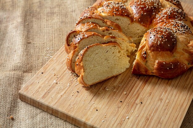 Pasen zoet brood Griekse tsoureki brioche vlecht plakje op tafel close-up weergave