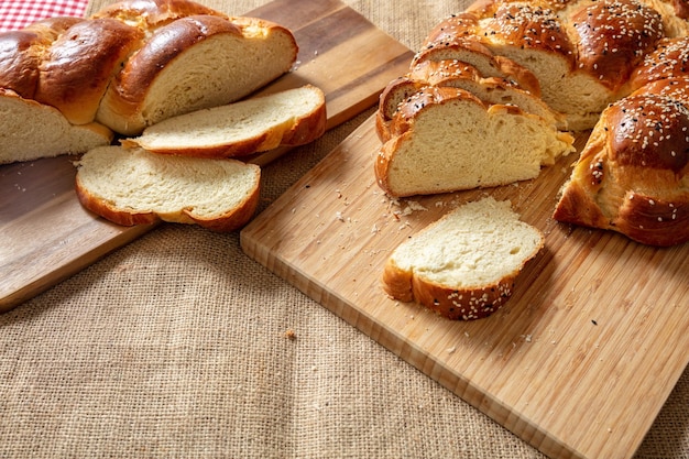 Pasen zoet brood Griekse tsoureki brioche vlecht plakje op tafel close-up weergave